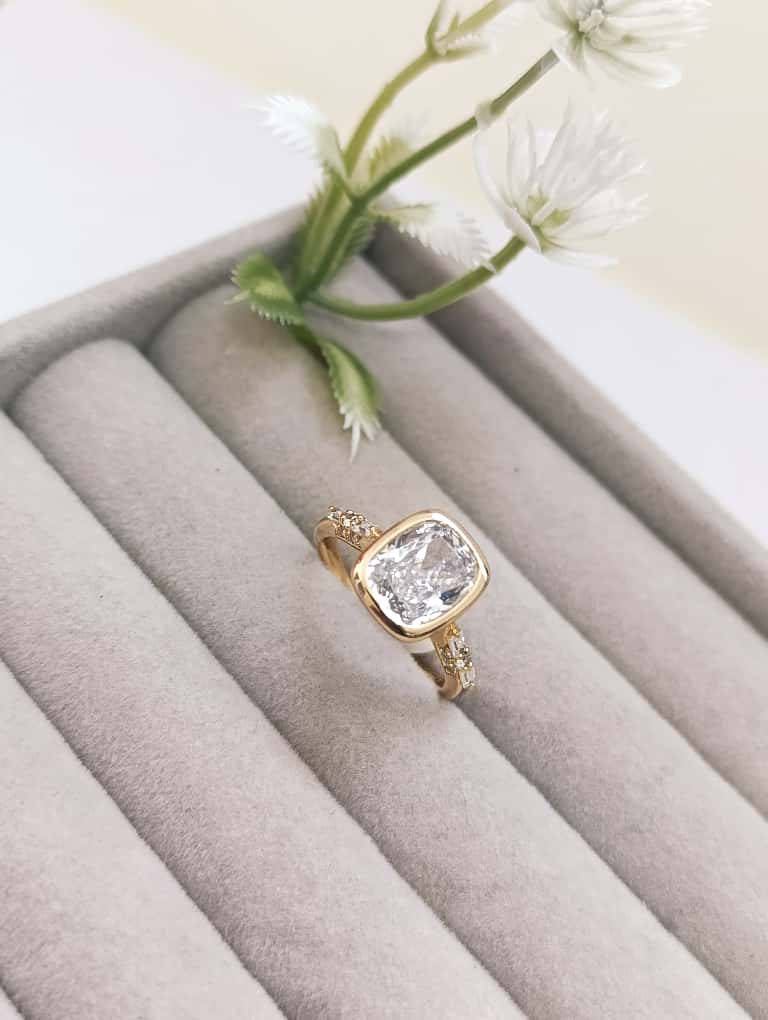 ANILLO PIEDRA CUADRADA CON CIRCONIAS T 6 Y 8