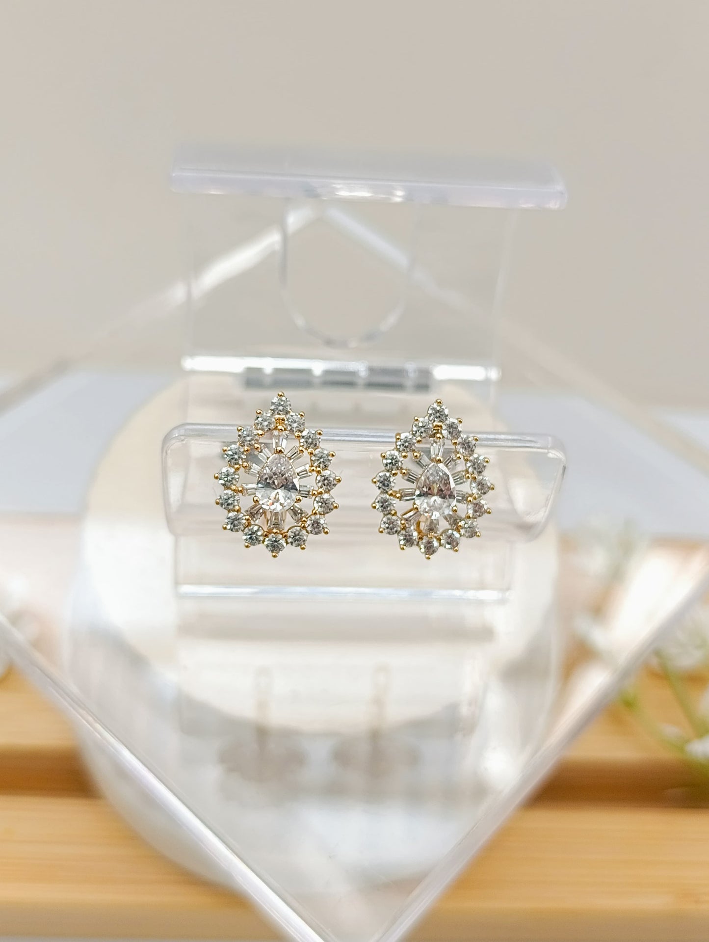 ARETE FORMA DE GOTA CON CIRCONIAS Y PIEDRAS