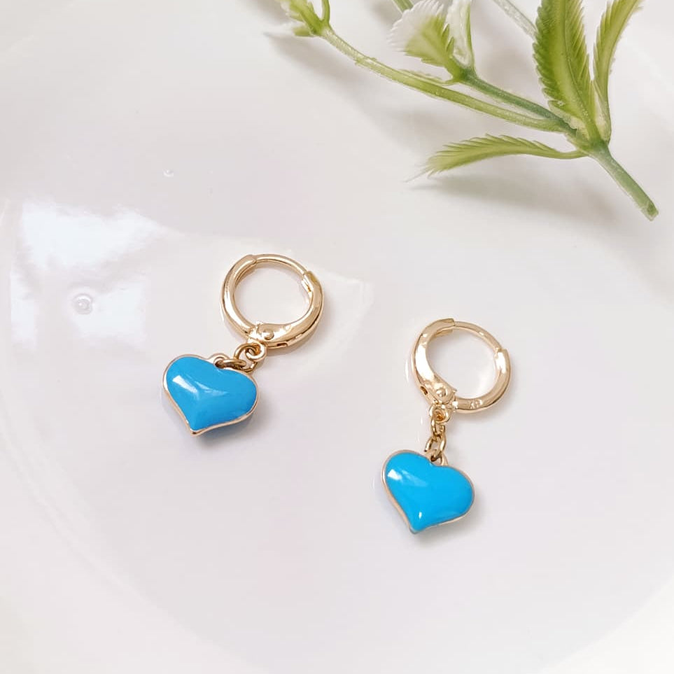 ARETES COLGANTES DE CORAZÓN CELESTE