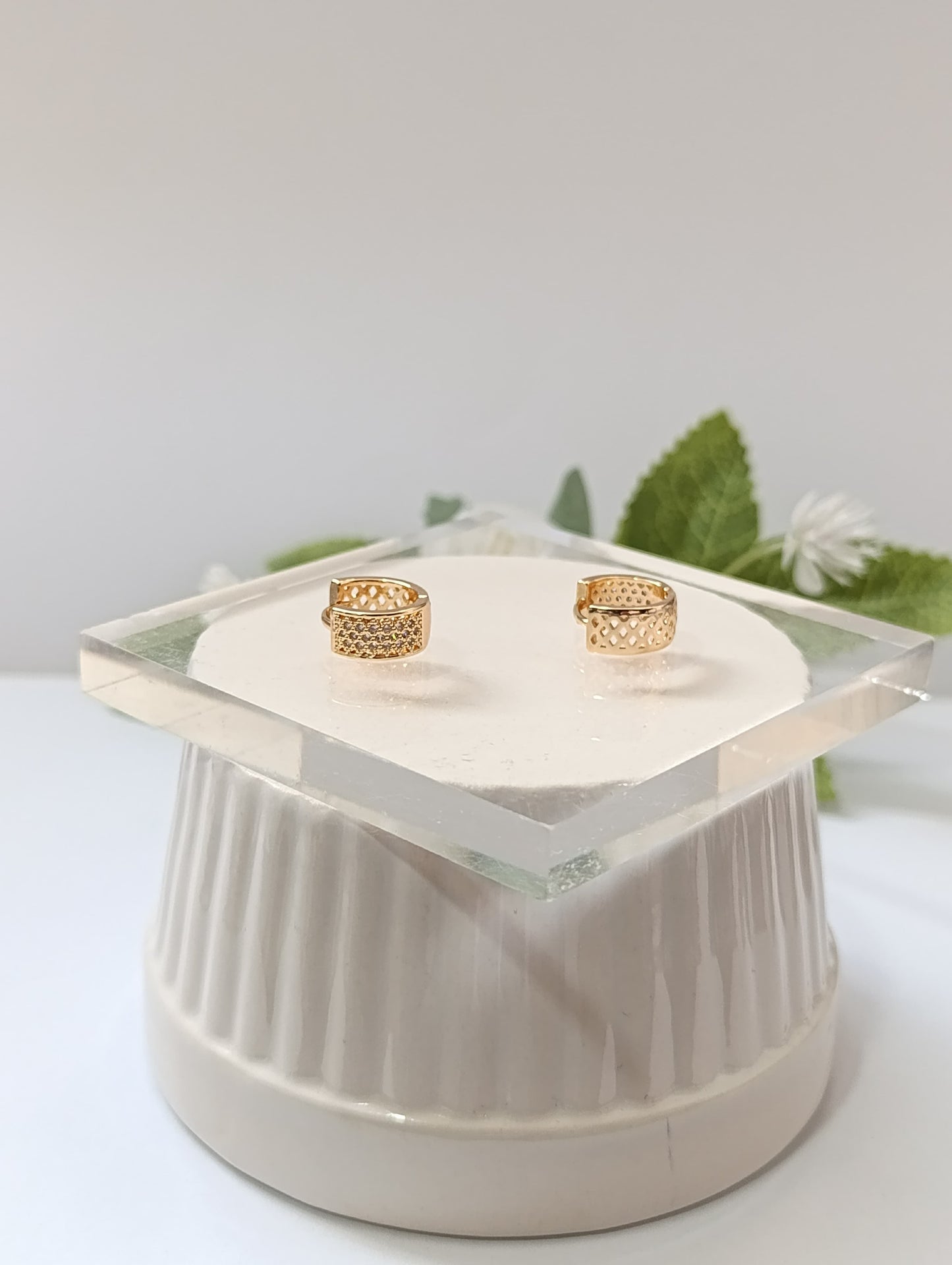 ARGOLLAS CALADAS CON CIRCONIAS INCRUSTADAS