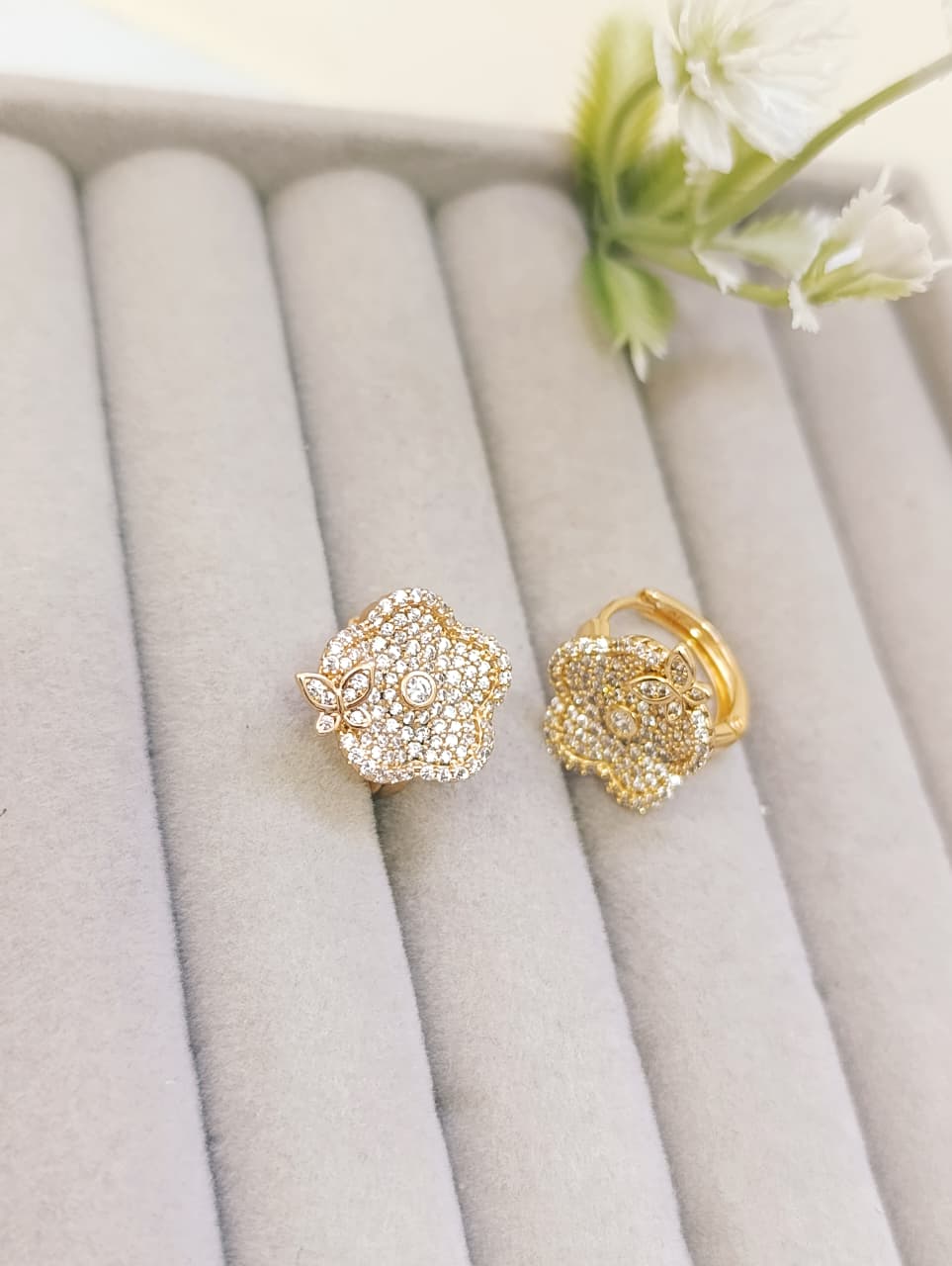 ARGOLLAS FLOR CIRCONIAS Y MARIPOSITA