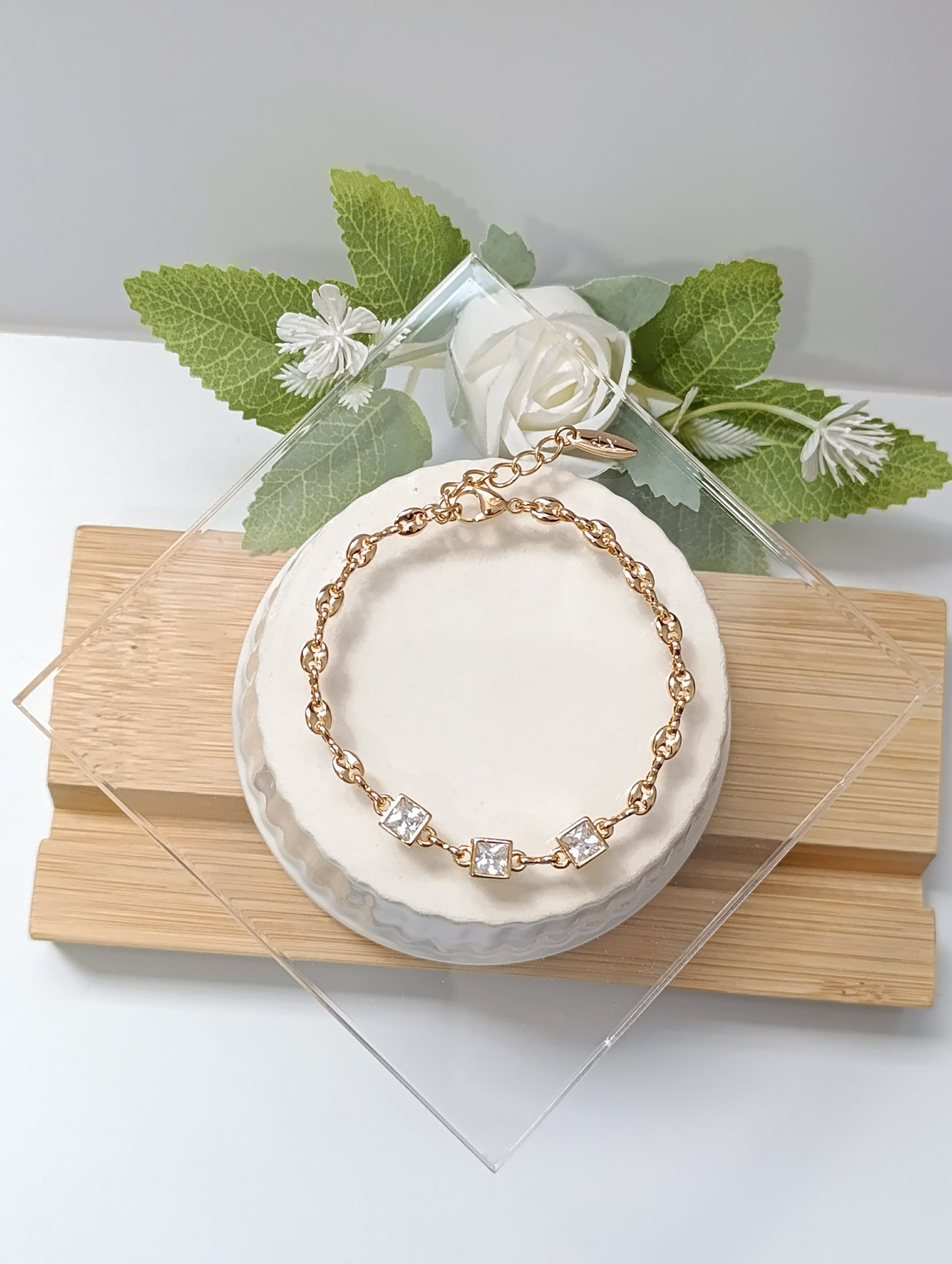 PULSERA DORADA CON PIEDRAS CUADRADAS