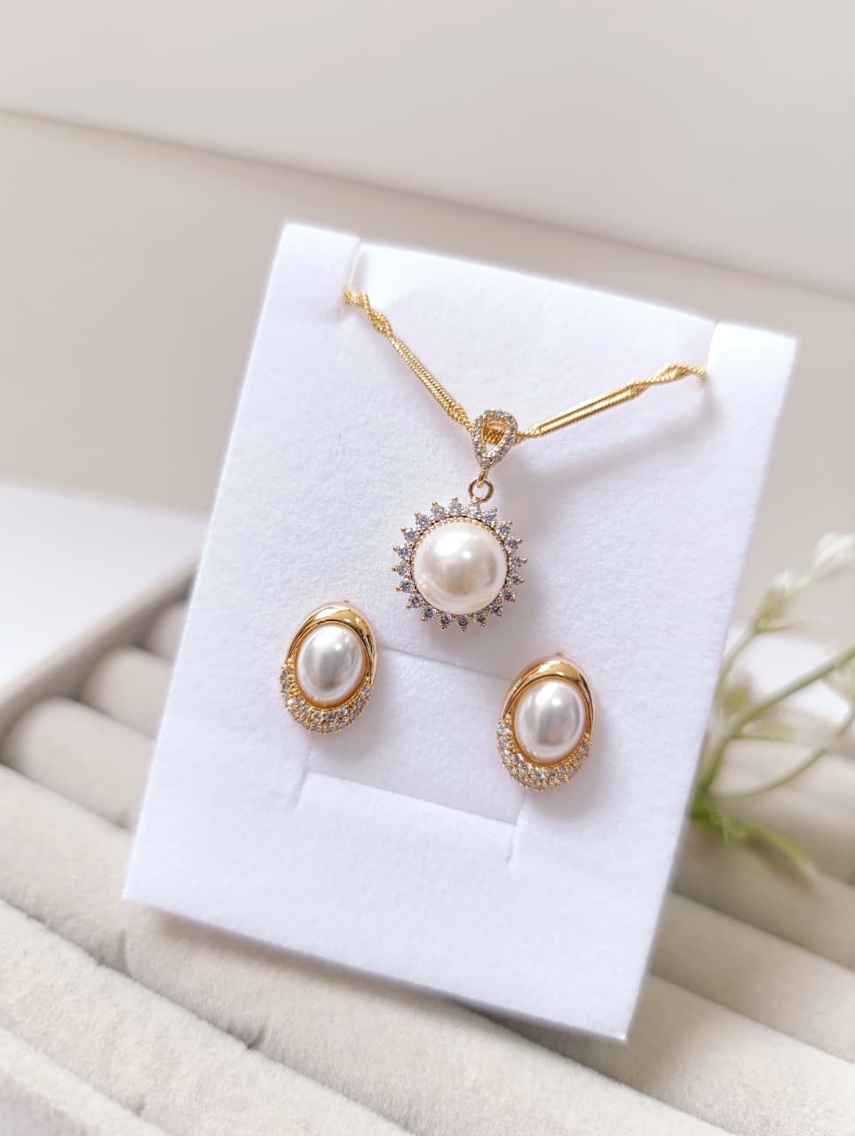 SET DE ARETES Y CADENA PERLA