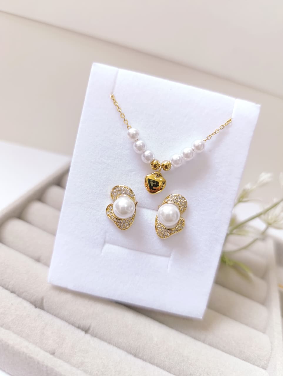 SET DE ARETES Y CADENA MARIPOSA CON PERLITAS