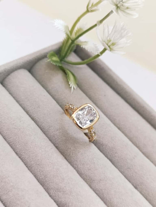 ANILLO PIEDRA CUADRADA CON CIRCONIAS T 6 Y 8