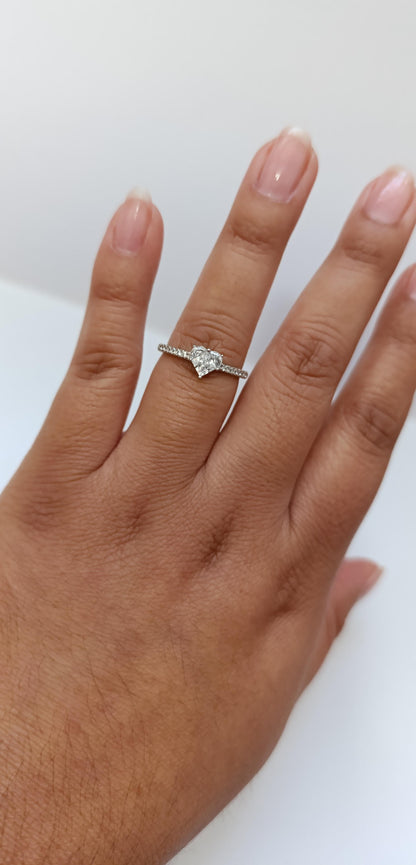 ANILLO CORAZÓN MINIMALISTA DE PIEDRAS INCRUSTADAS T8