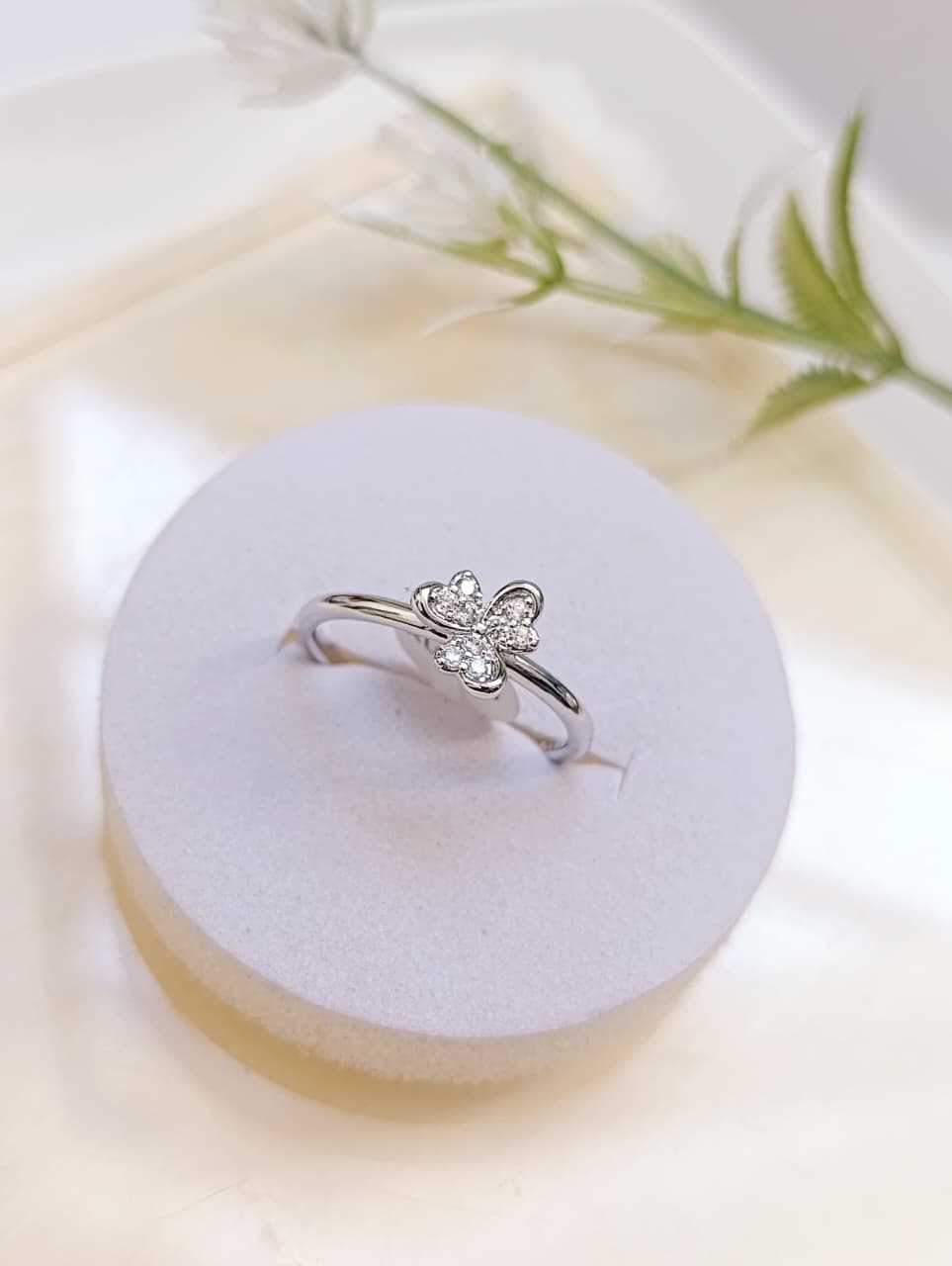 ANILLO TRÉBOL CON CIRCONIAS T6