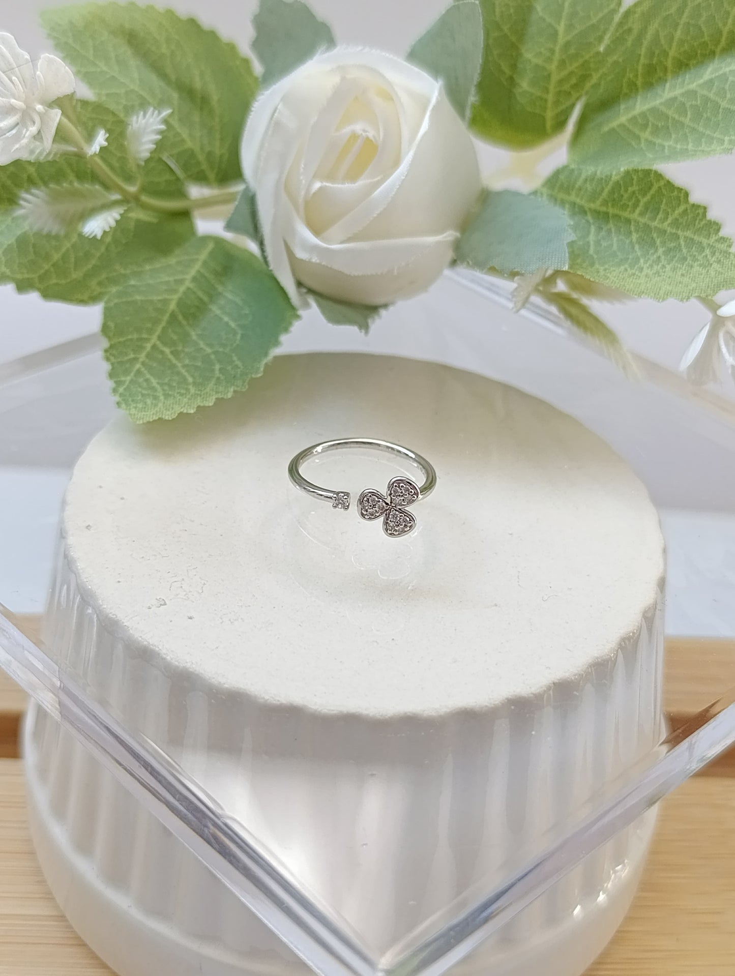 ANILLO TRÉBOL CON CIRCONIAS T6