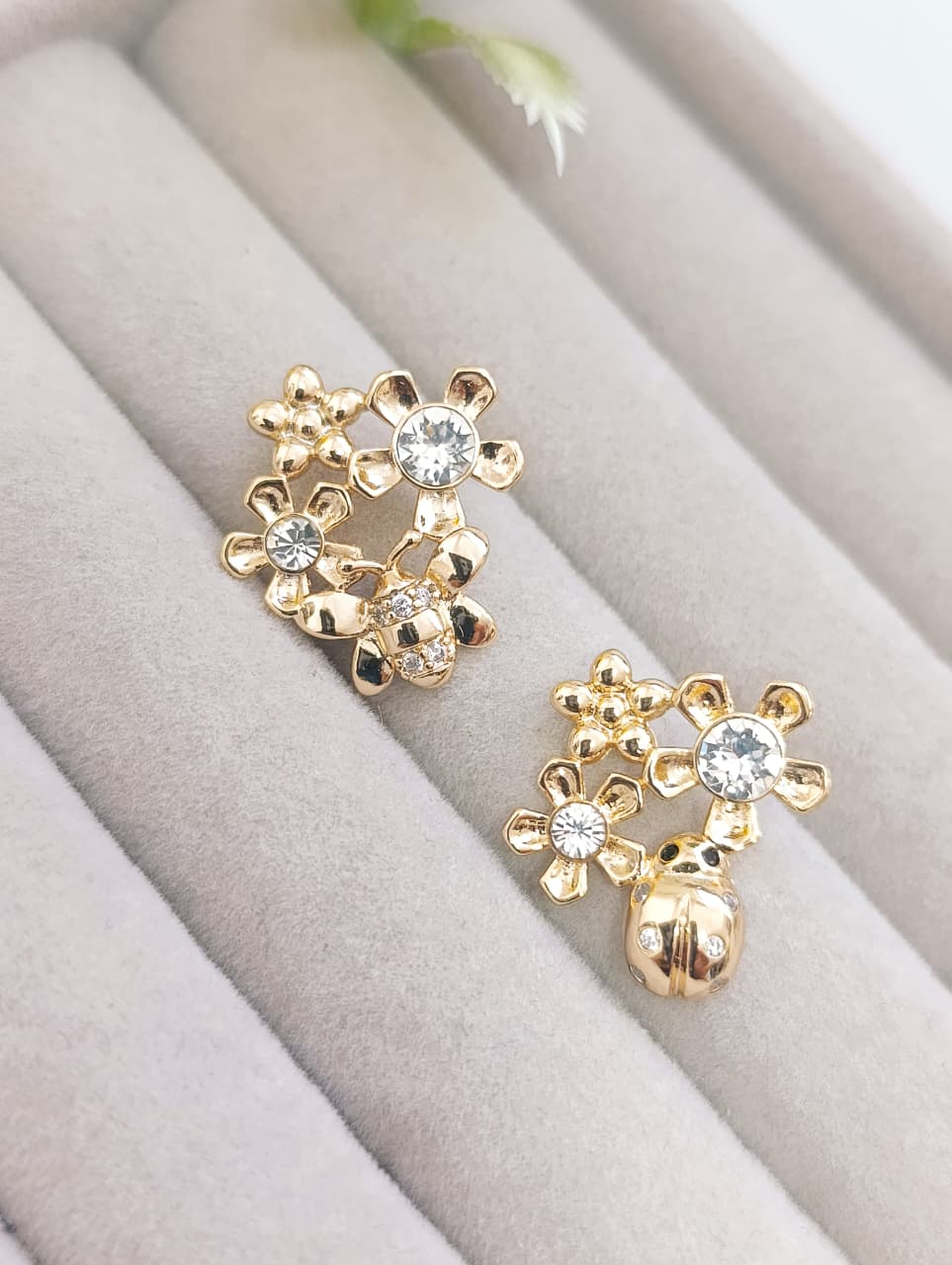 ARETES ASIMÉTRICOS ABEJA Y TORTOLITA