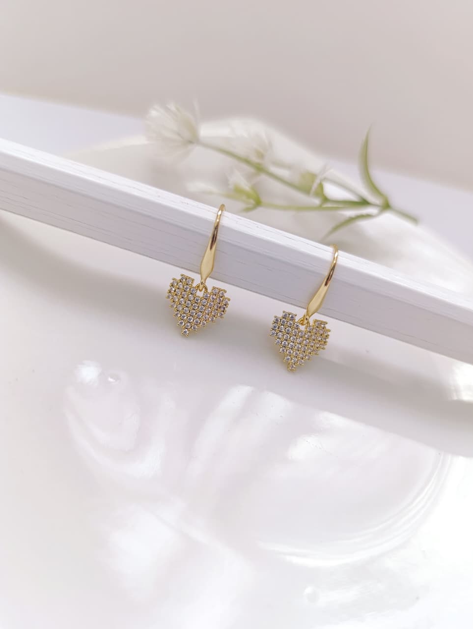 ARETE COLGANTE DE CORAZÓN CON CIRCONITAS