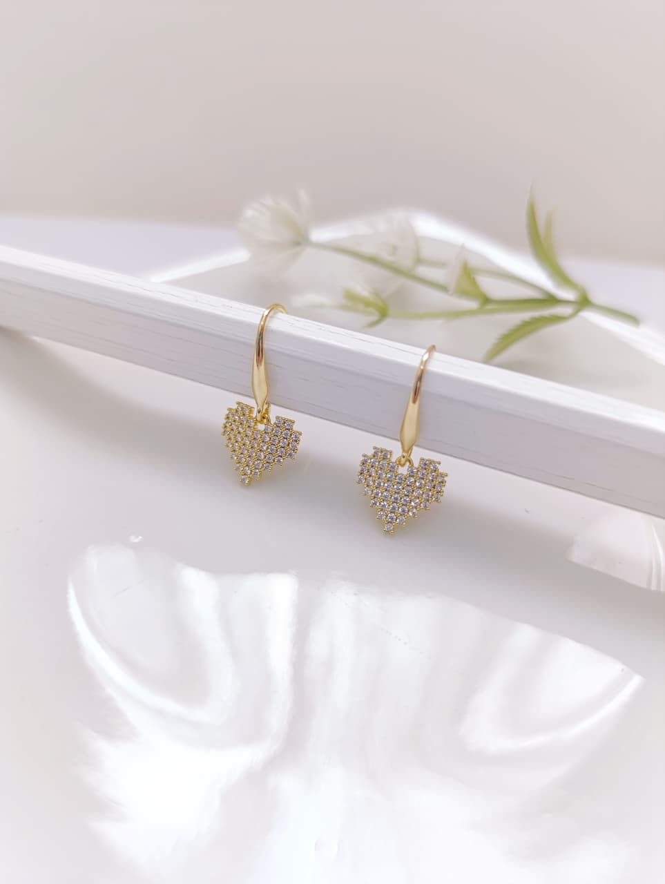 ARETE COLGANTE DE CORAZÓN CON CIRCONITAS