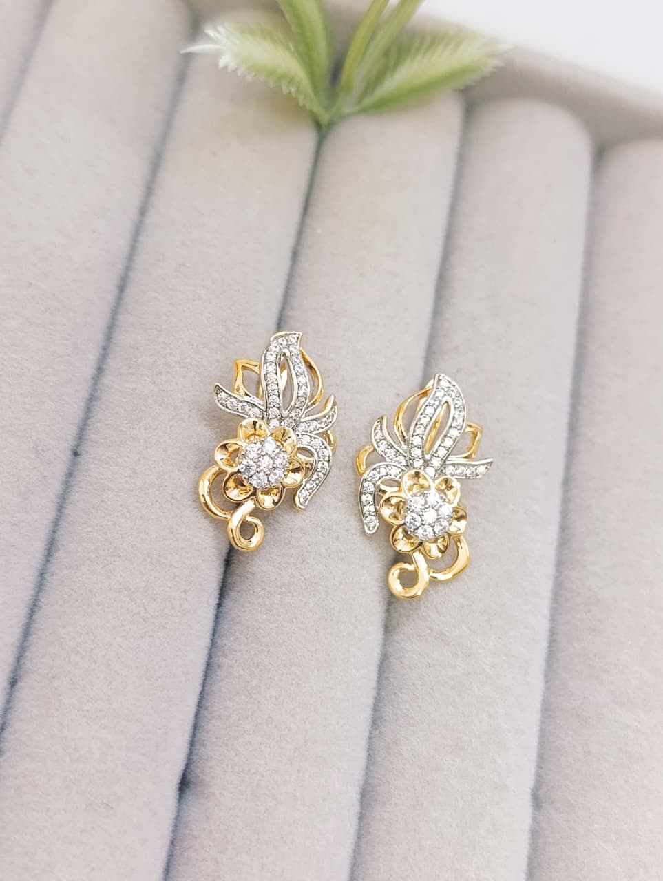 ARETES FLOR ADORNADA PLATEADO Y DORADO