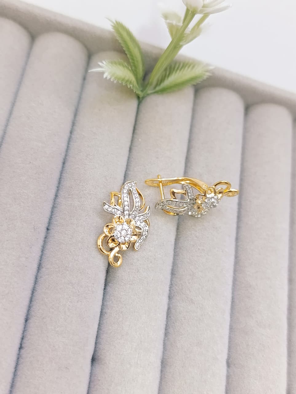ARETES FLOR ADORNADA PLATEADO Y DORADO