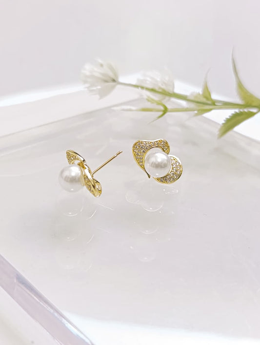ARETES SILUETA MARIPOSA CON PERLA