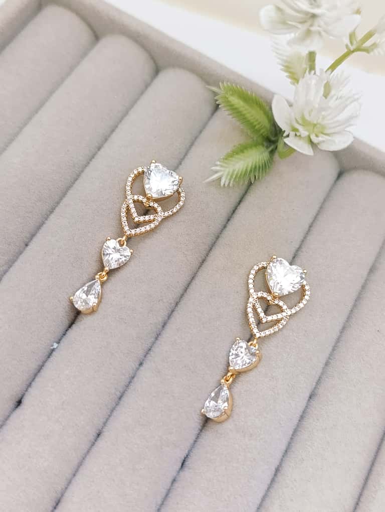 ARETES DORADOS LARGOS CON PIEDRAS