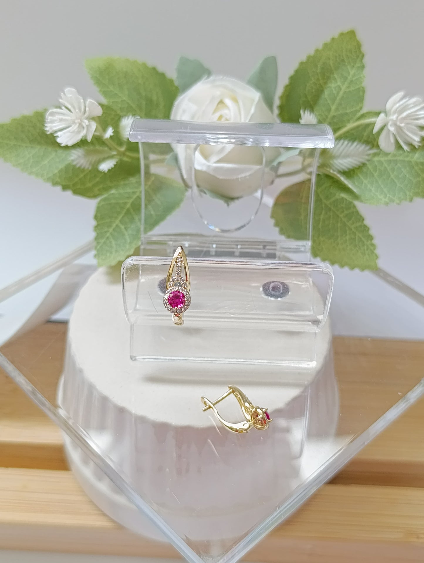 ARETES CON CIRCONIAS CON PIEDRA FUCSIA