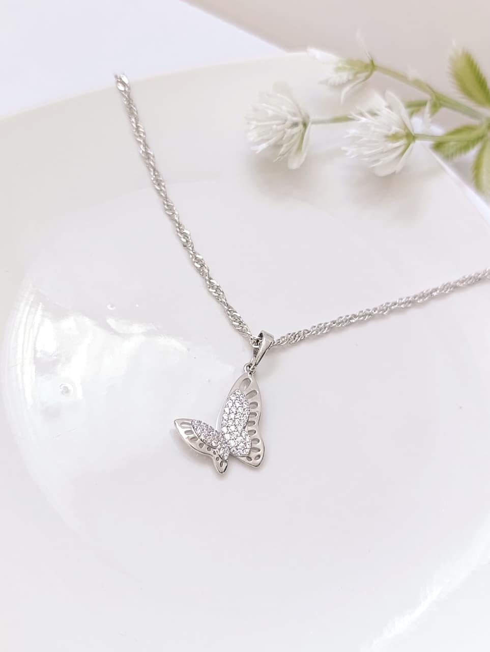 CADENA ENTORCHADA DIJE DE MARIPOSA CON CIRCONIAS