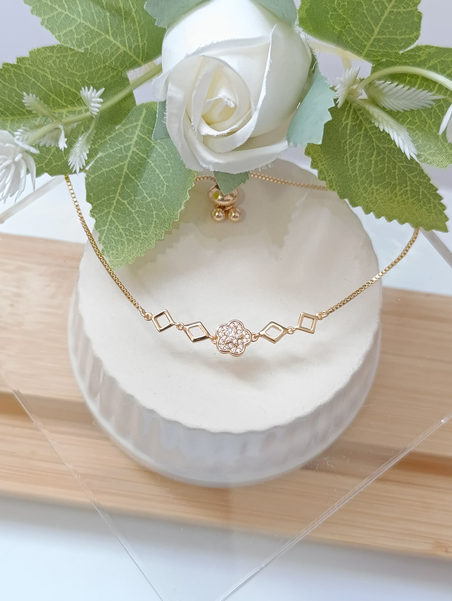 PULSERA DORADA CON FLOR CON ROMBOS
