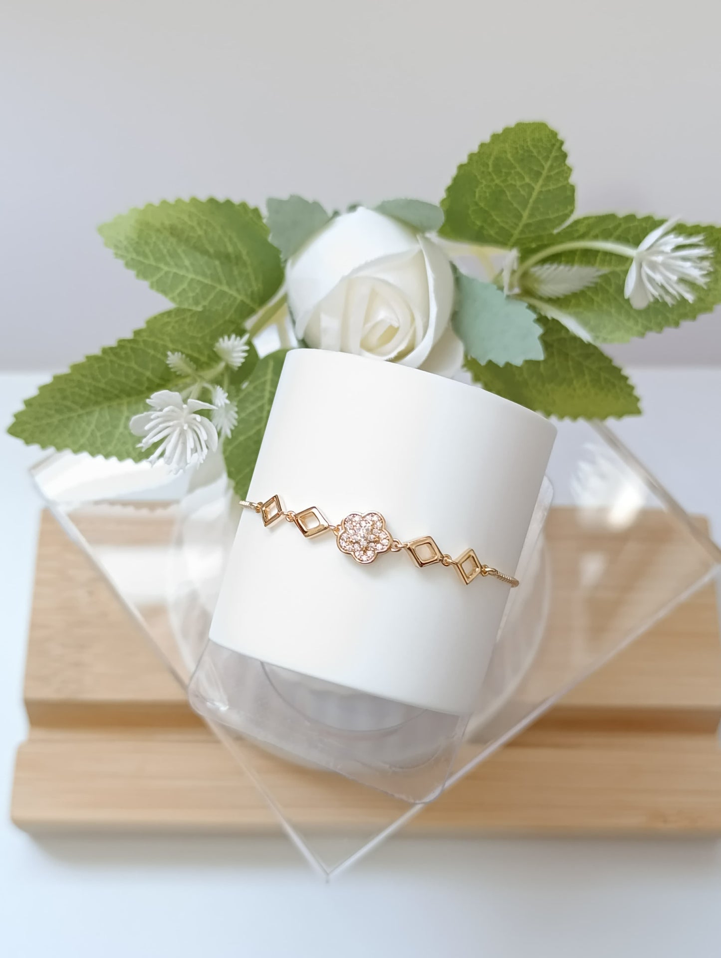 PULSERA DORADA CON FLOR CON ROMBOS
