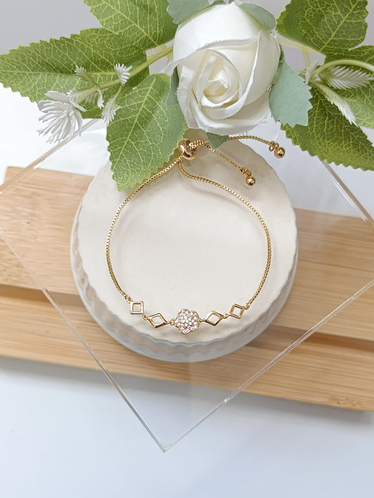 PULSERA DORADA CON FLOR CON ROMBOS