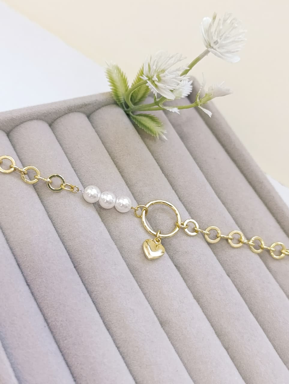 PULSERA PERLITAS DIJE COLGANTE DE CORAZÓN