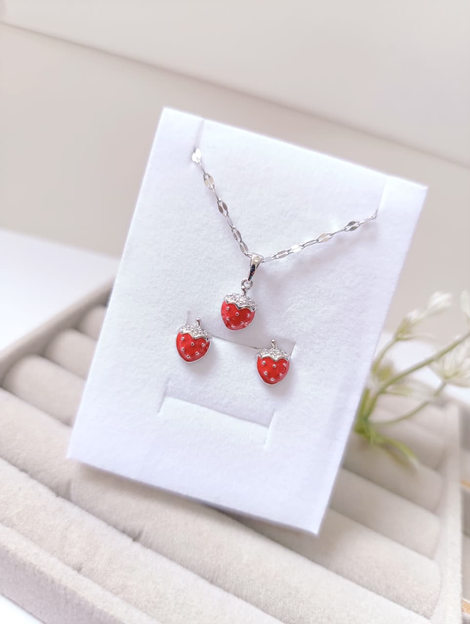 SET DE ARETES Y CADENA FRESITA