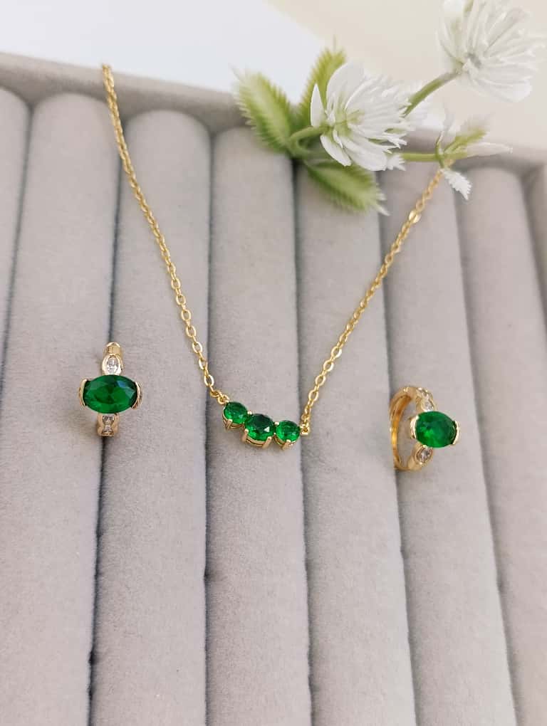 SET DE ARETES Y CADENA PIEDRAS VERDES