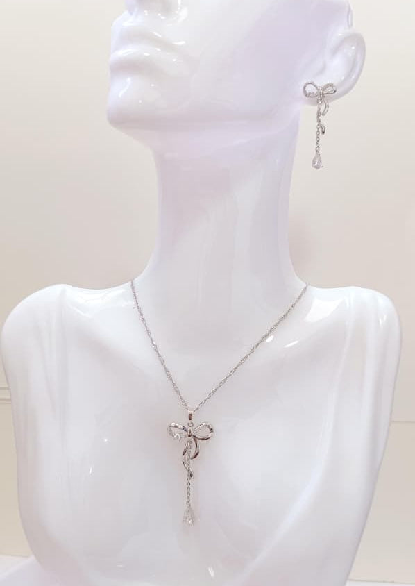 SET DE ARETES Y CADENA MOÑA CON CIRCONIAS Y GOTA COLGANTE