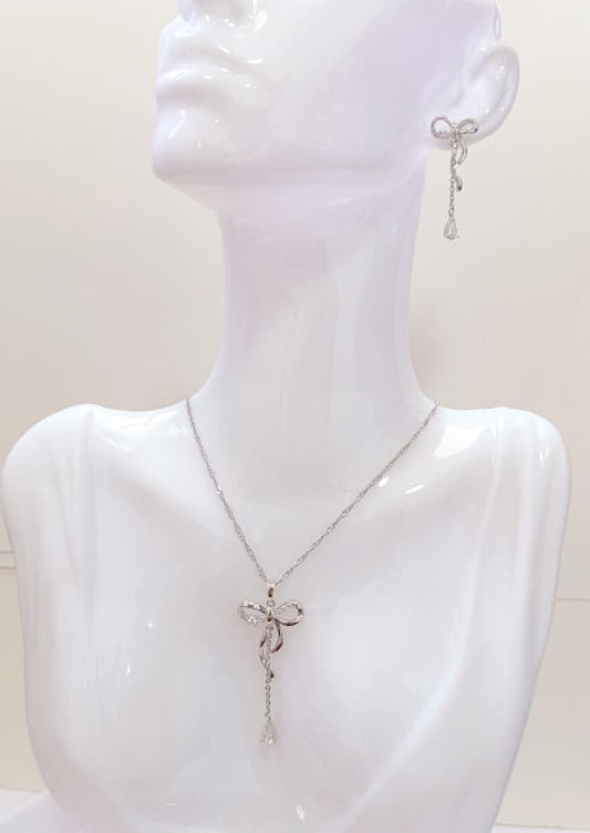 SET DE ARETES Y CADENA MOÑA CON CIRCONIAS Y GOTA COLGANTE